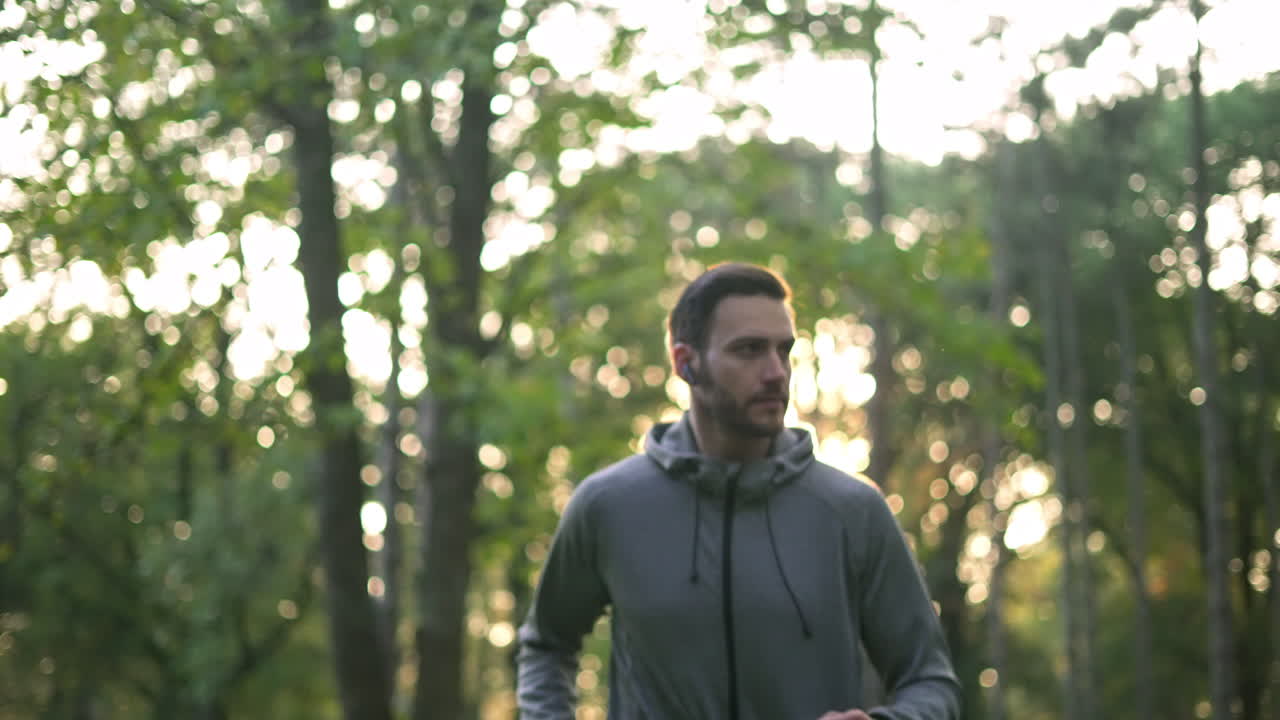 숲에서 조하는 남자