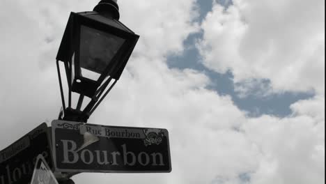 toma de lapso de tiempo del letrero de la calle bourbon en nueva orleans luisiana 1