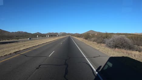 2x, pov mentre guido lungo l'autostrada con solo traffico in arrivo nel texas occidentale in una giornata di sole