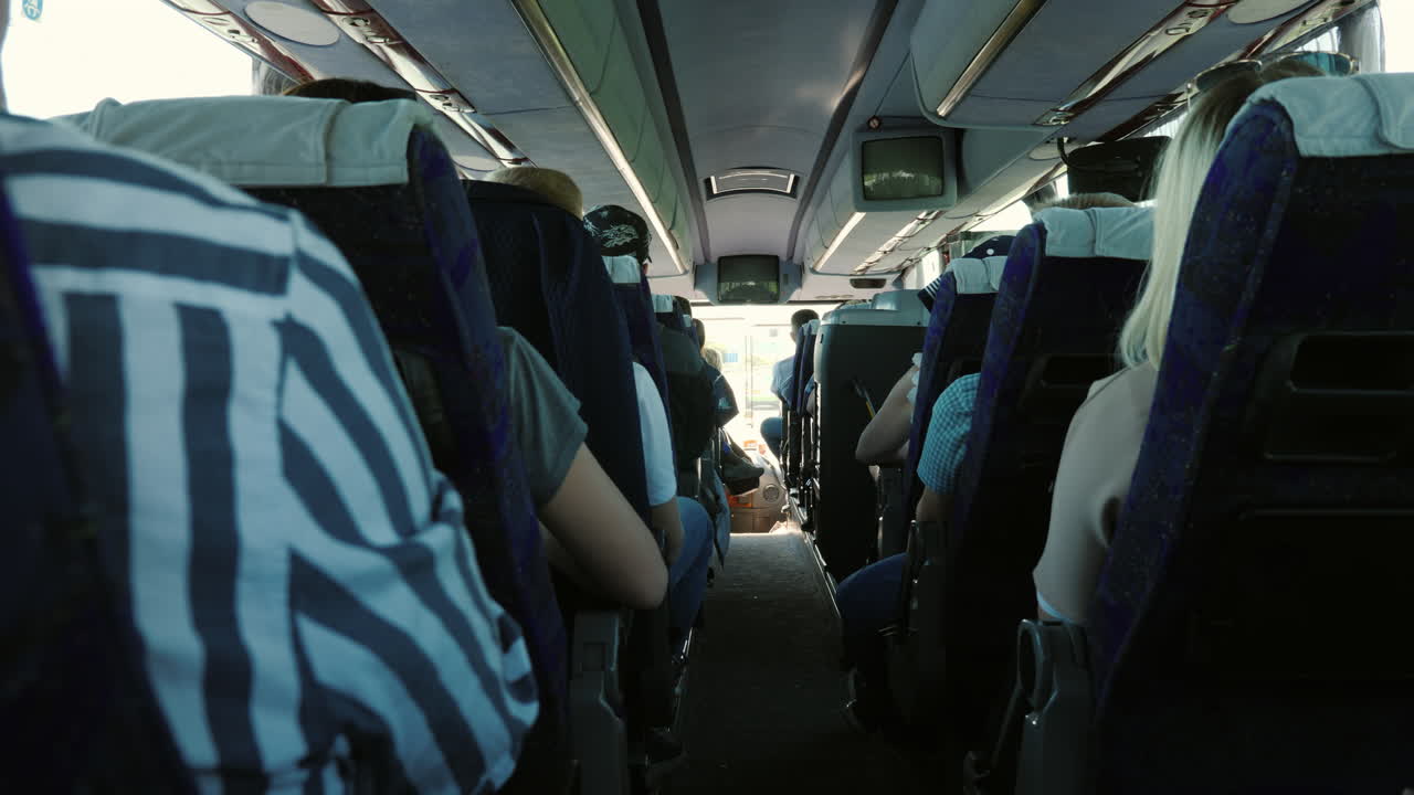 filas de asientos de pasajeros en autobús