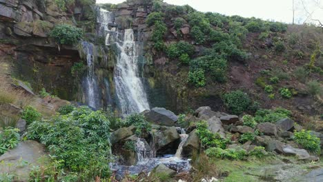 Imágenes-Aéreas-De-Drones-De-Una-Alta-Cascada-Rocosa-En-Los-Valles-De-Yorkshire,-Centavos