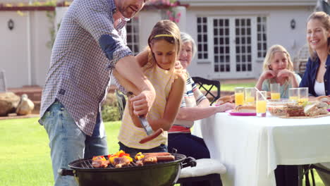 Familia-Haciendo-Una-Barbacoa-Juntos-En-El-Jardín