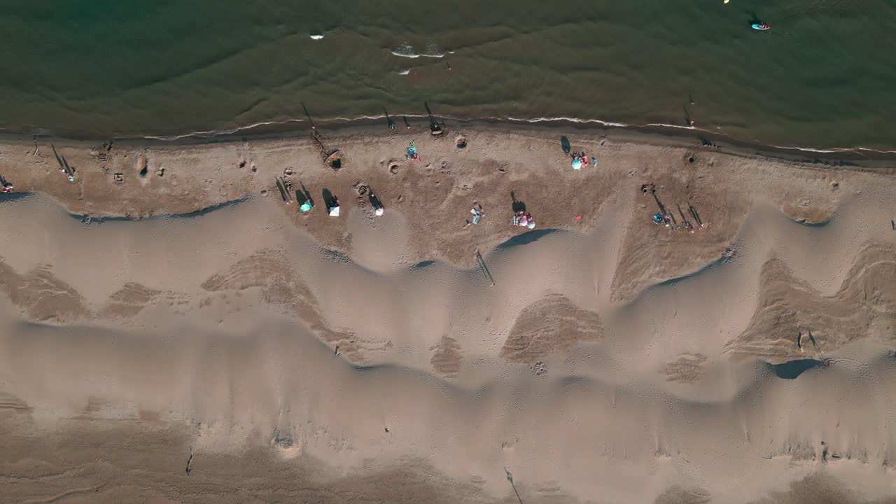 은 날 에 비는 해변 의 공중 풍경