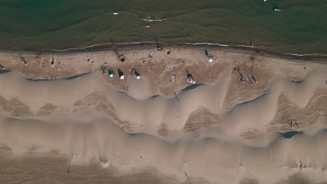 vista aérea de una playa llena de gente en un día soleado