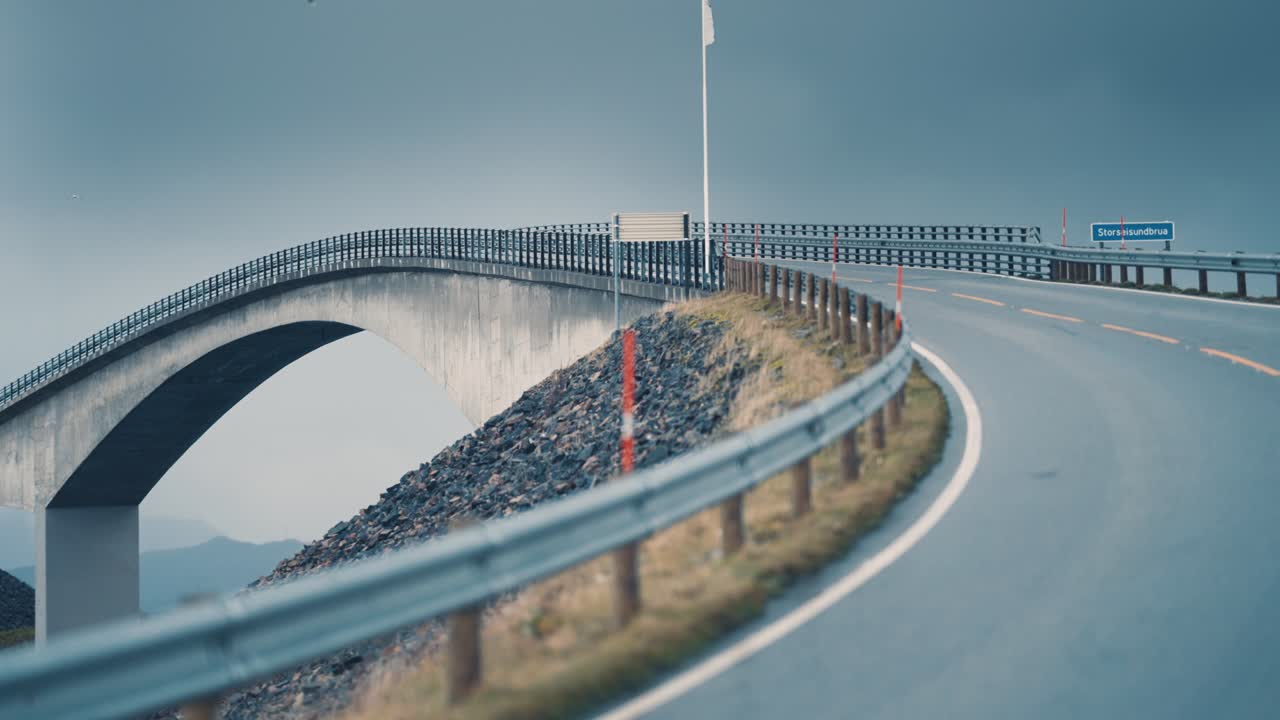 난류 위를 가로지르는 대서양 도로의 스토르세이순데 다리