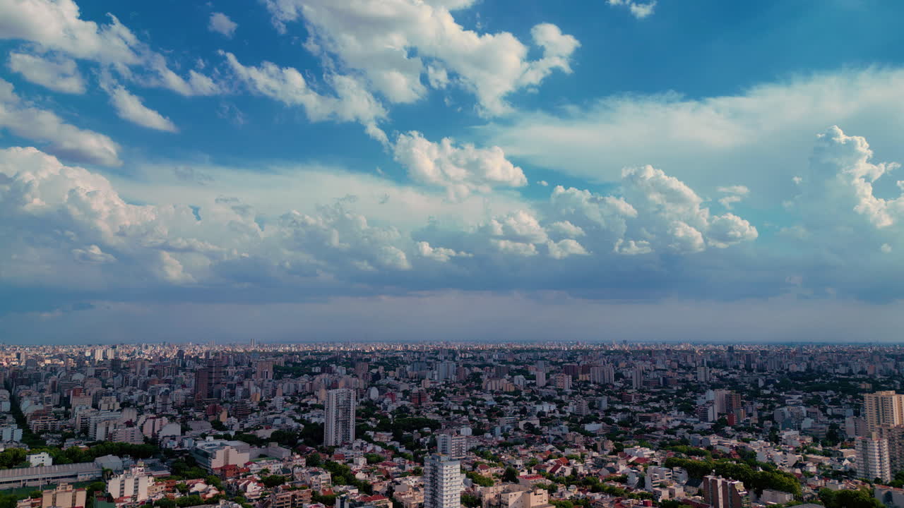 Veduta Aerea Panoramica di una Città Estesa con Cielo Blu e Nuvole