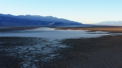 Antena-Sobre-Una-Cubierta-Interminable,-Cruda-Y-Sin-Procesar-De-Sal-En-El-Suelo-Del-Valle-En-La-Cuenca-Badwater-Del-Parque-Nacional-Del-Valle-De-La-Muerte