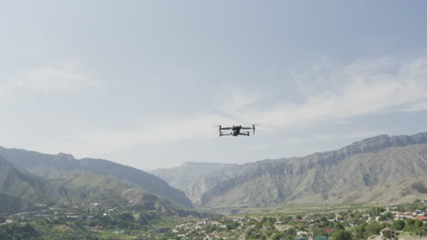 dron volando sobre un valle de montaña