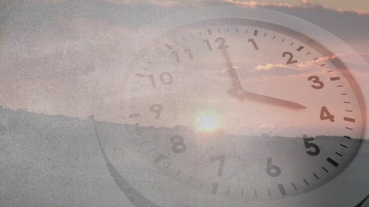 Animazione dell'alba che sorge, orologio trasparente su una collina, lancette che ruotano in senso orario mostrando l'ora