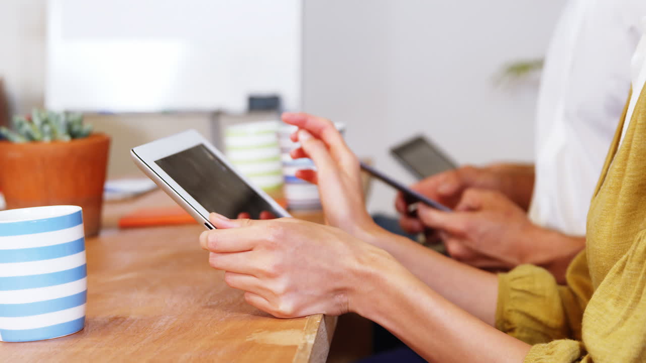 ejecutivos de negocios que usan tabletas digitales