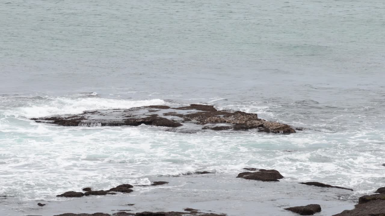 큰 바다 도로를 따라 바위에 부히는 파도