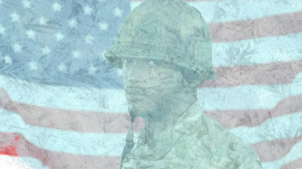 Animación de pantalla congelada y soldado afroamericano sobre la bandera de los Estados Unidos