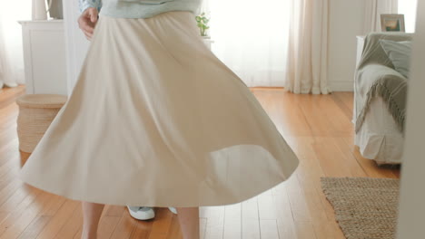 una pareja feliz bailando en casa.