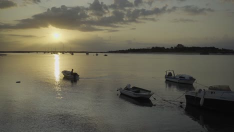 El-Sol-Del-Río-Por-La-Mañana-Con-La-Pesca-Comienza-A-Trabajar-Y-Los-Barcos-De-Silueta-En-El-Fondo-En-Tavira-Portugal