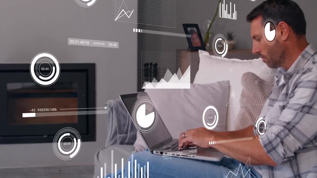 animación del procesamiento de datos sobre un hombre caucásico usando una computadora portátil