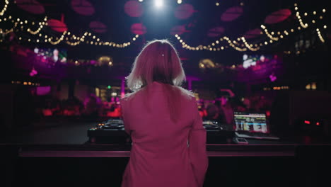 dj femenina actuando en un club nocturno