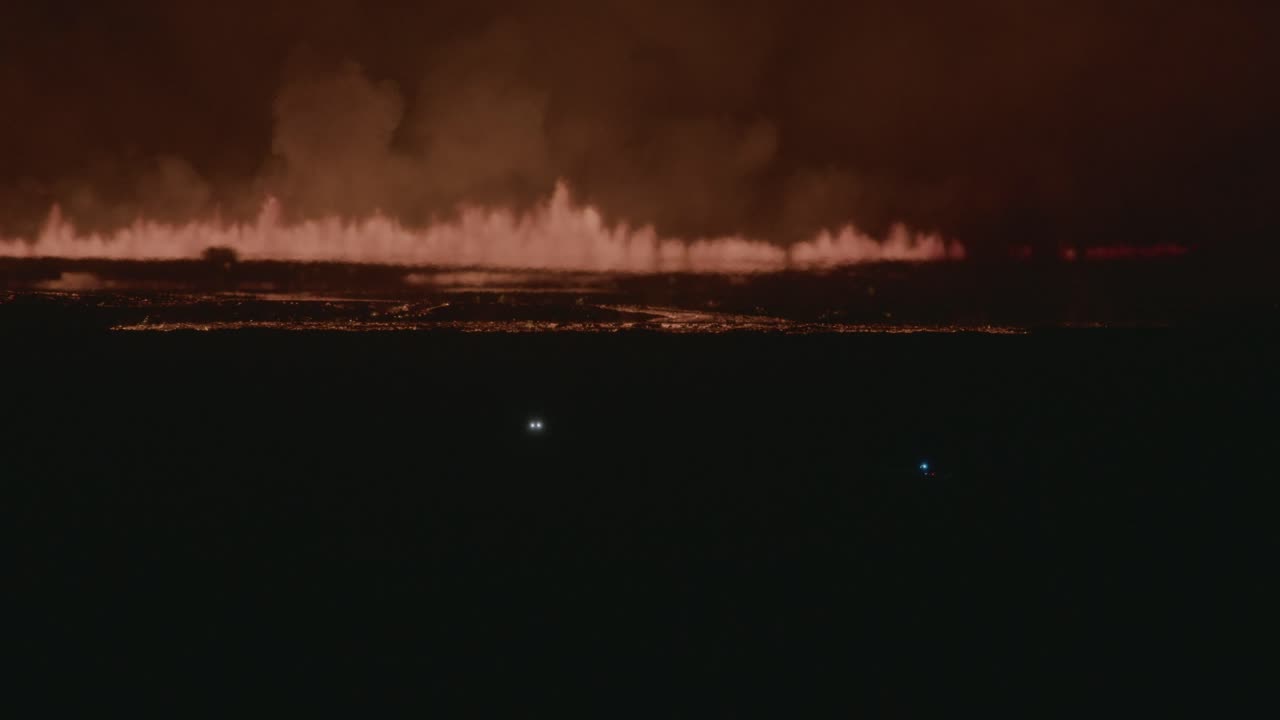 fuego y lava erupcionan del volcán grindavik en el cráter sundhnúkur, islandia, iluminando el cielo nocturno