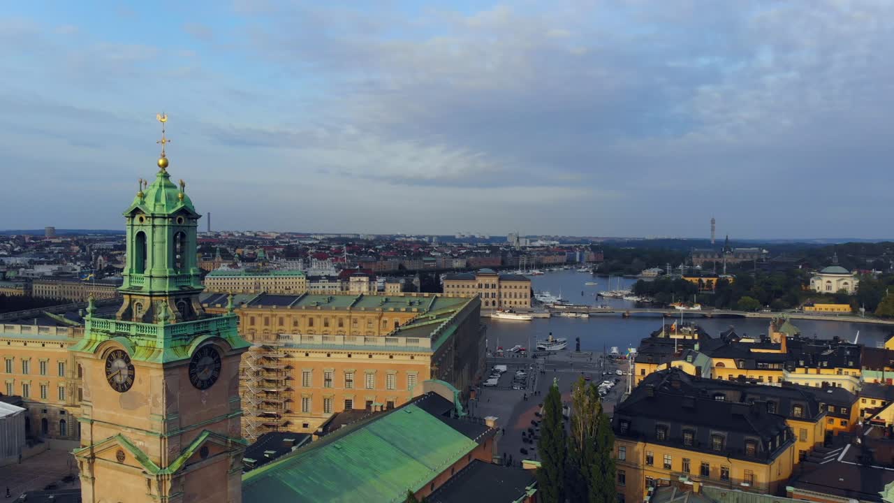 imágenes de drones de la torre de la iglesia en gamla stan, estocolmo, suecia