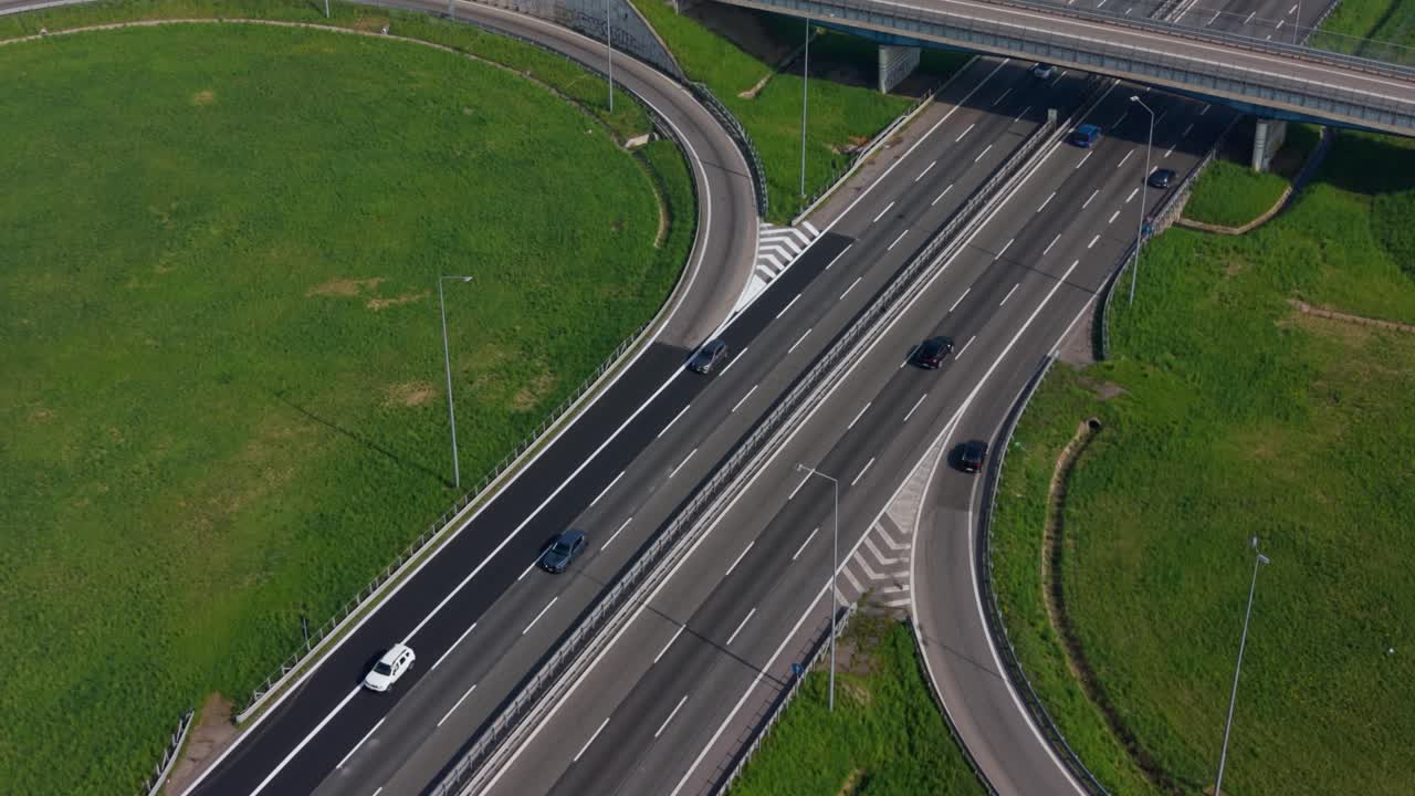 Riprese aeree con drone di un'autostrada italiana, che mostrano veicoli in movimento su più corsie. In evidenza l'infrastruttura stradale, i modelli di traffico e la pianificazione urbana aerea