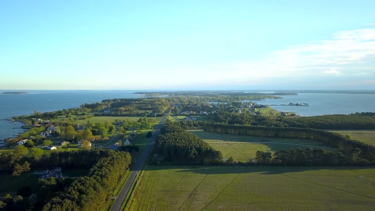 아름다운 여름 아침에 황금빛 햇빛이 섬 농지를 목욕시킵니다.
