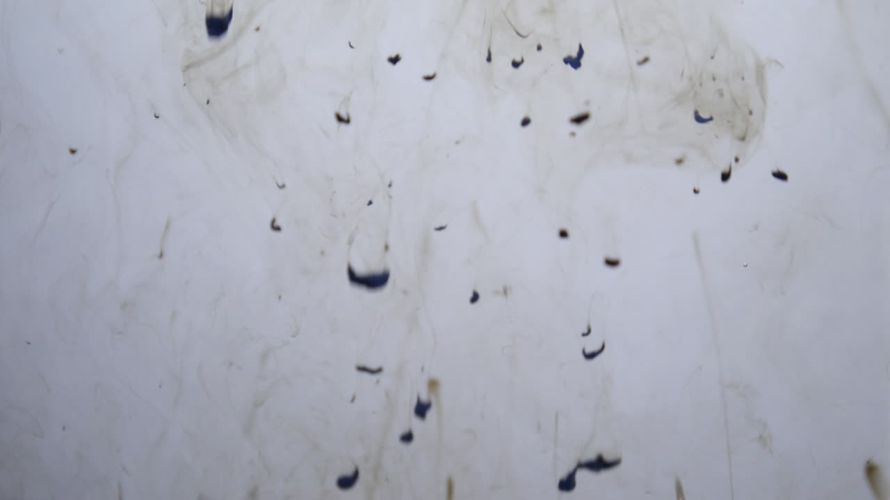 물 속으로 기름색을 떨어뜨리는 것