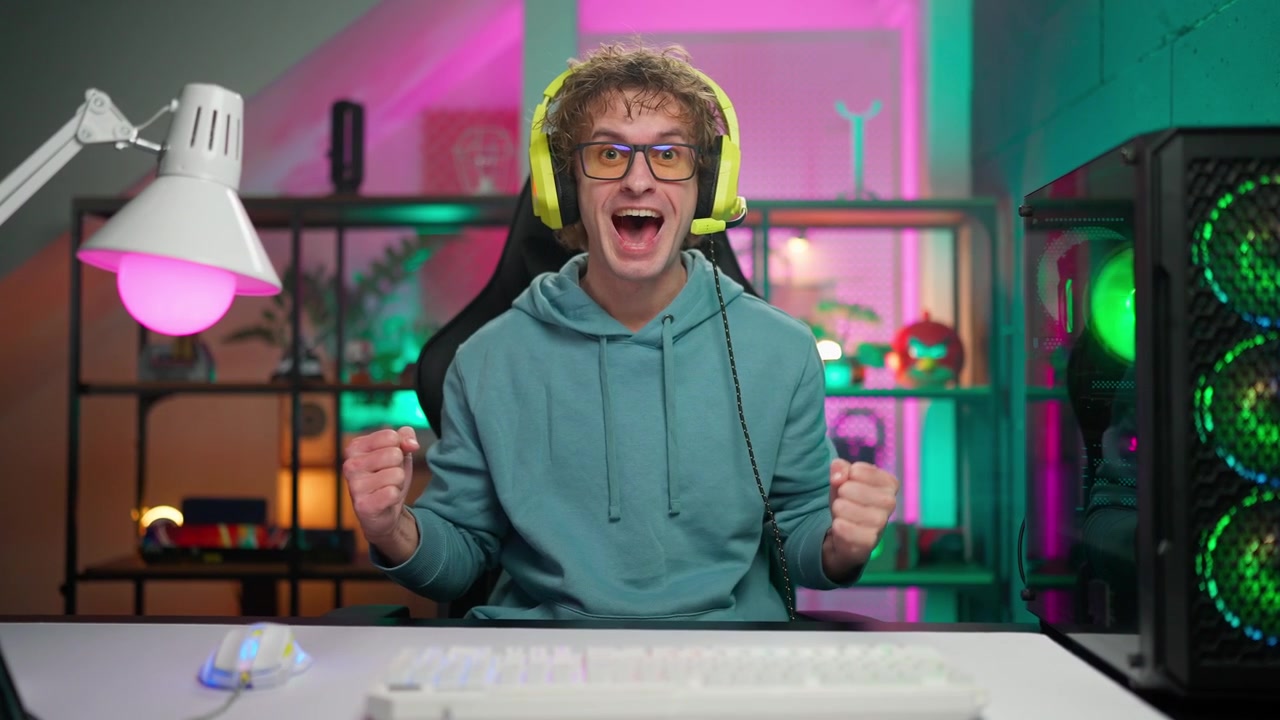 Begeisterter junger Gamer feiert den Sieg beim Online-Streaming