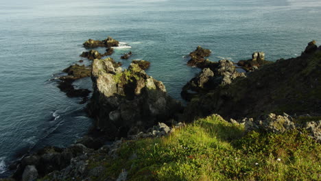 Coastline-in-Snaefellsnes-Peninsula,-Iceland,-wide-shot-zoom-in