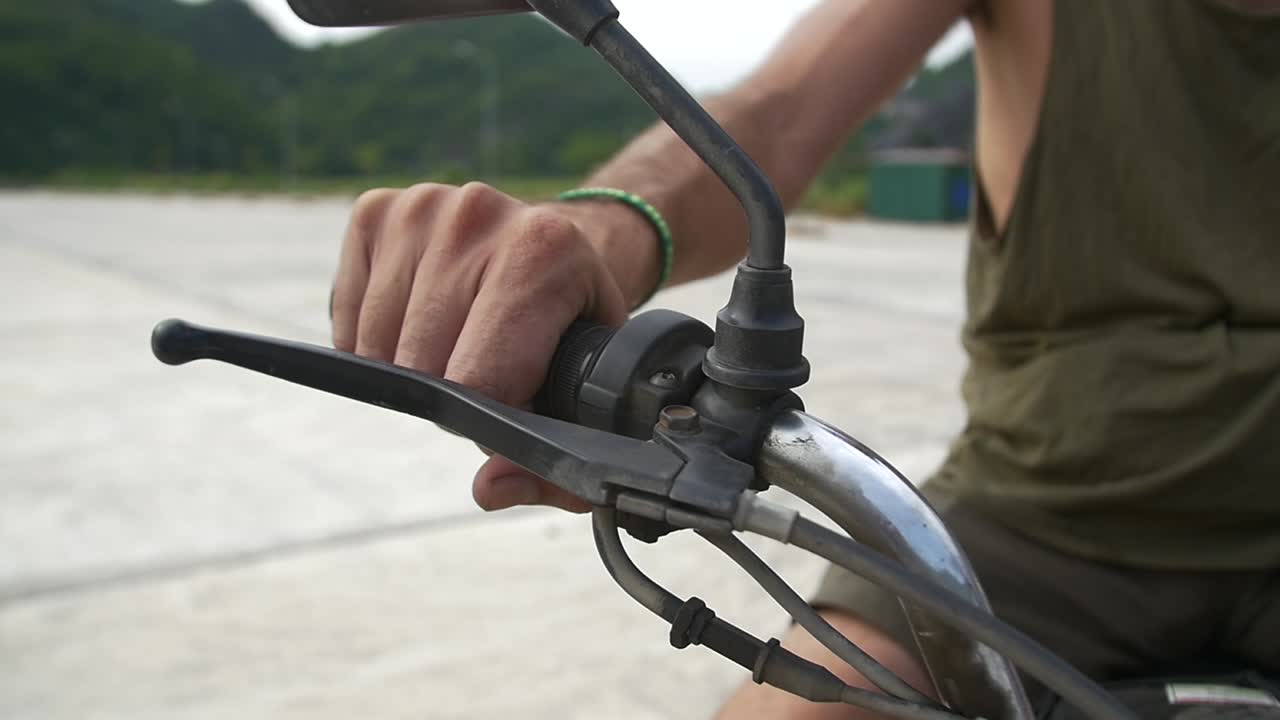 오토바이를 돌리다