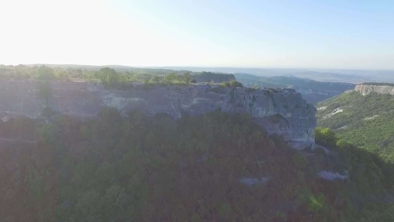 vista aérea de una cara de acantilado de montaña con bosque