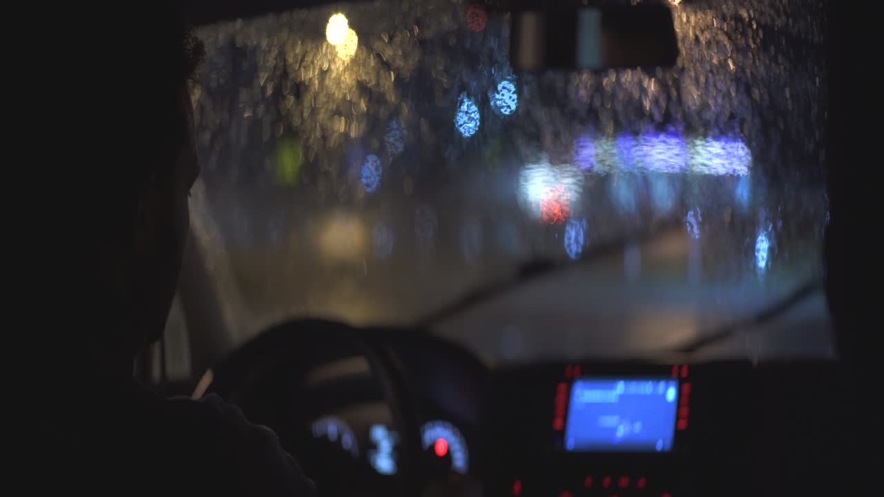 젊은이가 야간 고속도로에서 기계를 운전합니다.