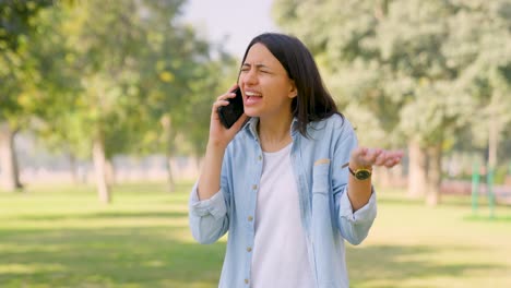 Wütender-Indischer-Chef,-Der-Am-Telefon-Spricht