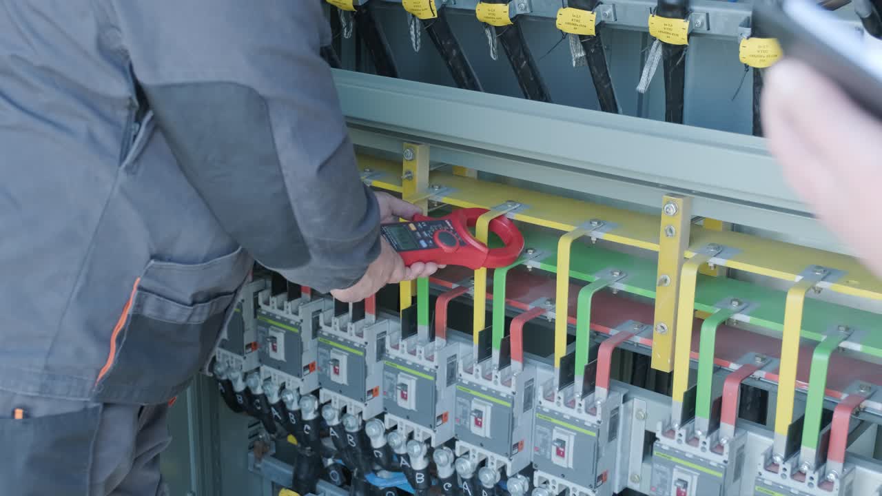 comprobación de los niveles de tensión de funcionamiento del compartimento de los aparatos de conmutación de los paneles solares