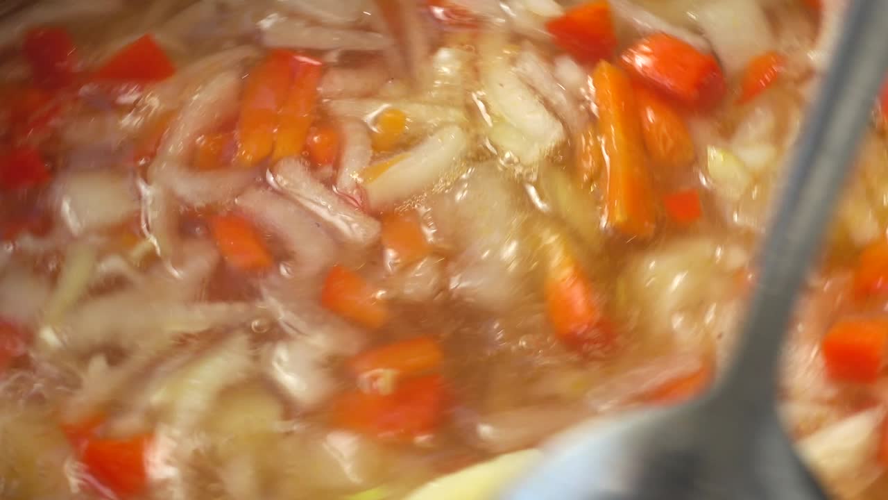 Zuppa di verdure che cuoce in pentola.