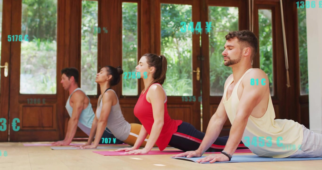 Istruttore che guida un gruppo di yoga a premere i palmi e a sollevarsi nella posizione del cane a testa in su per la flessibilità della colonna vertebrale