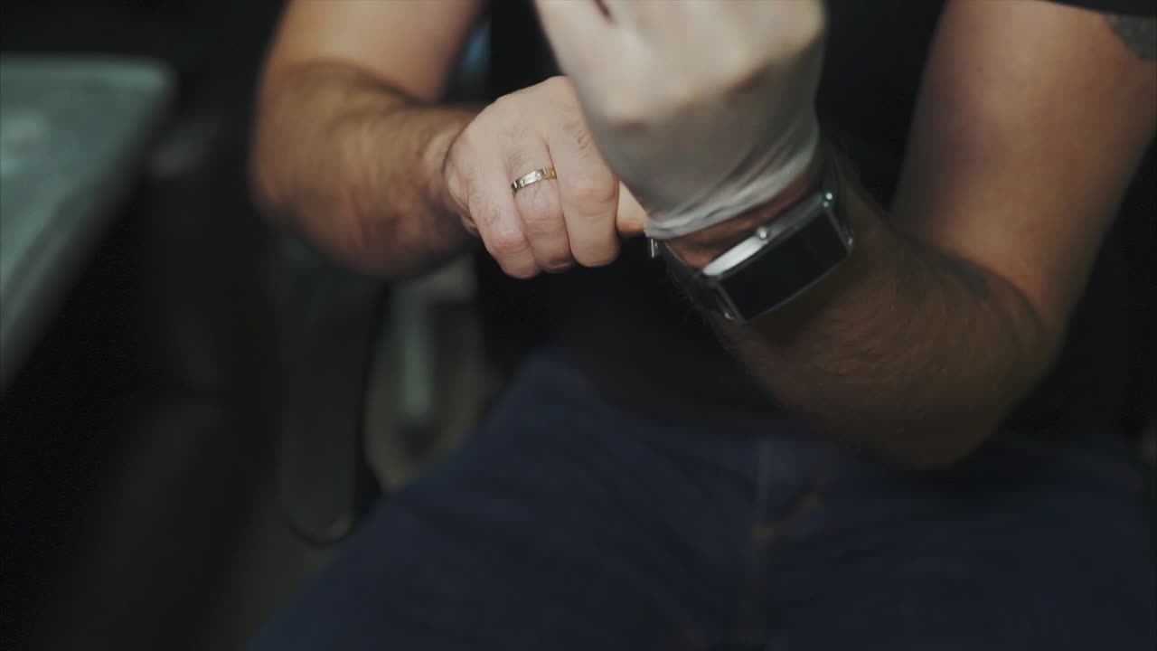 persona que se pone los guantes