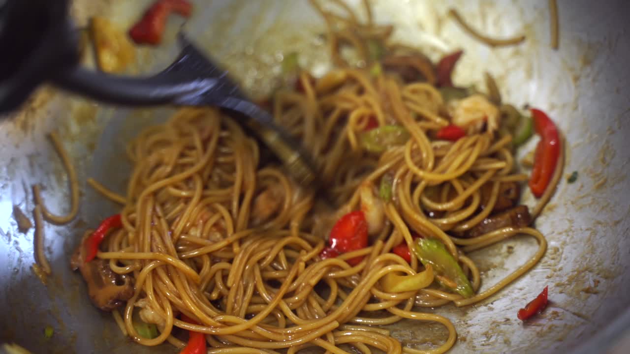 새우와 채소로 인 스파게티