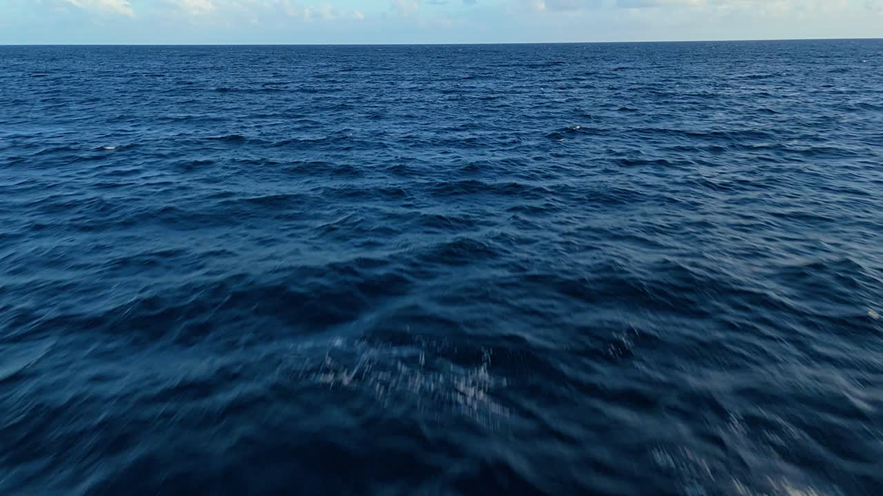dolly aerea a basso volo sopra le cime bianche delle onde delle correnti oceaniche, sfondo della natura