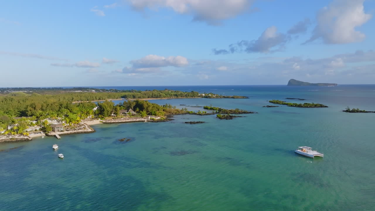 dron aéreo de la playa tropical en la isla de mauricio, océano índico