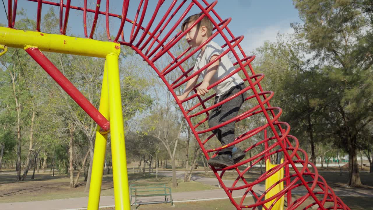 작은 소년이 게임을 오르내리고 실험하고 배우고 있습니다.