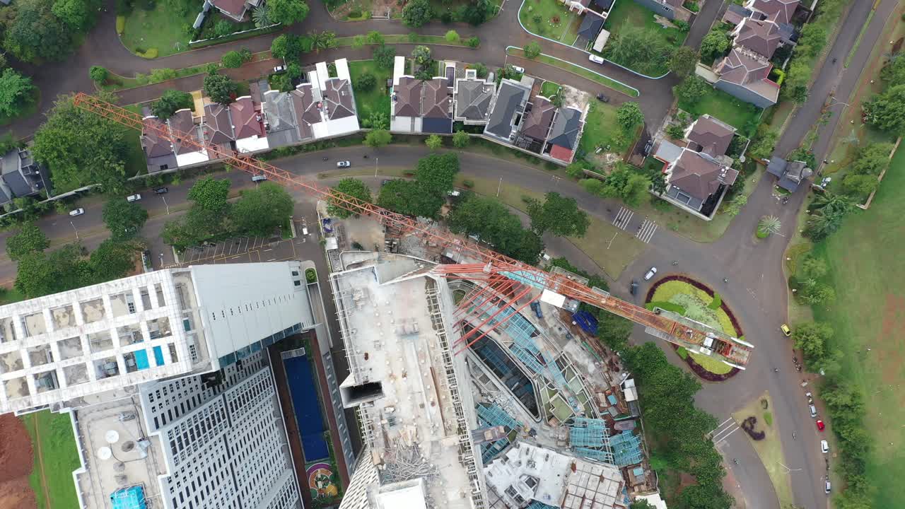 sitio de construcción de gran altura con grúa