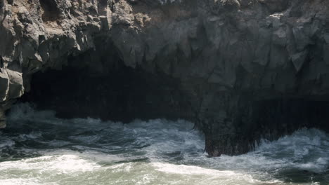 Olas-Del-Océano-Rompiendo-Las-Rocas-Volcánicas-En-Lanzarote