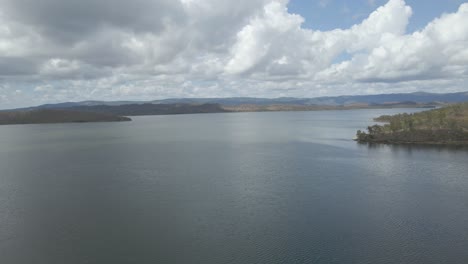 Quaids-Dam-Mit-Ruhigem-Wasser-Tagsüber---Lake-Mitchell-In-Qld,-Australien