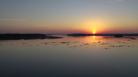 Vista-Aérea-Reflejo-De-La-Luz-A-Través-De-La-Nube-Al-Atardecer