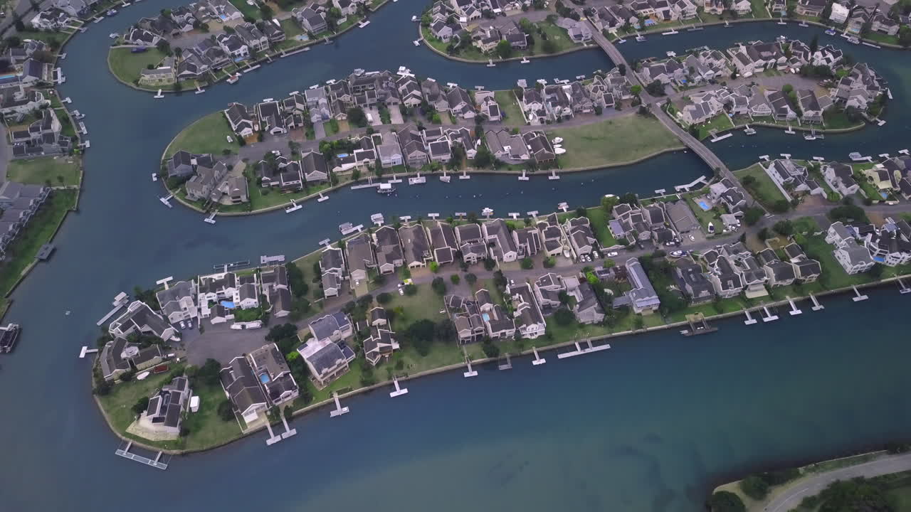 멀리 떨어진 곳, 모든 것이 화려한 곳