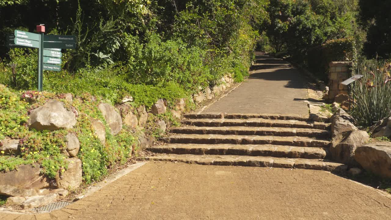풀 그늘에서 쉬고 있는 관람객부터 산책로를 따라 이정표까지 이동