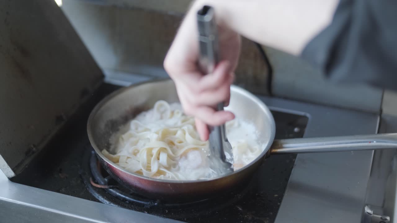 エビ入りフェットチーネ・アルフレードの調理