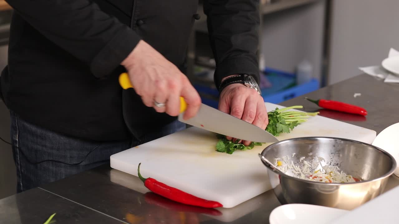 el chef cortando perejil