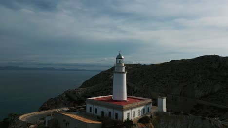 el icónico faro de cap de formentor con espectaculares acantilados, montañas y formaciones rocosas al atardecer