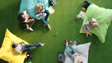 Diverse-group-of-modern-technology-students-using