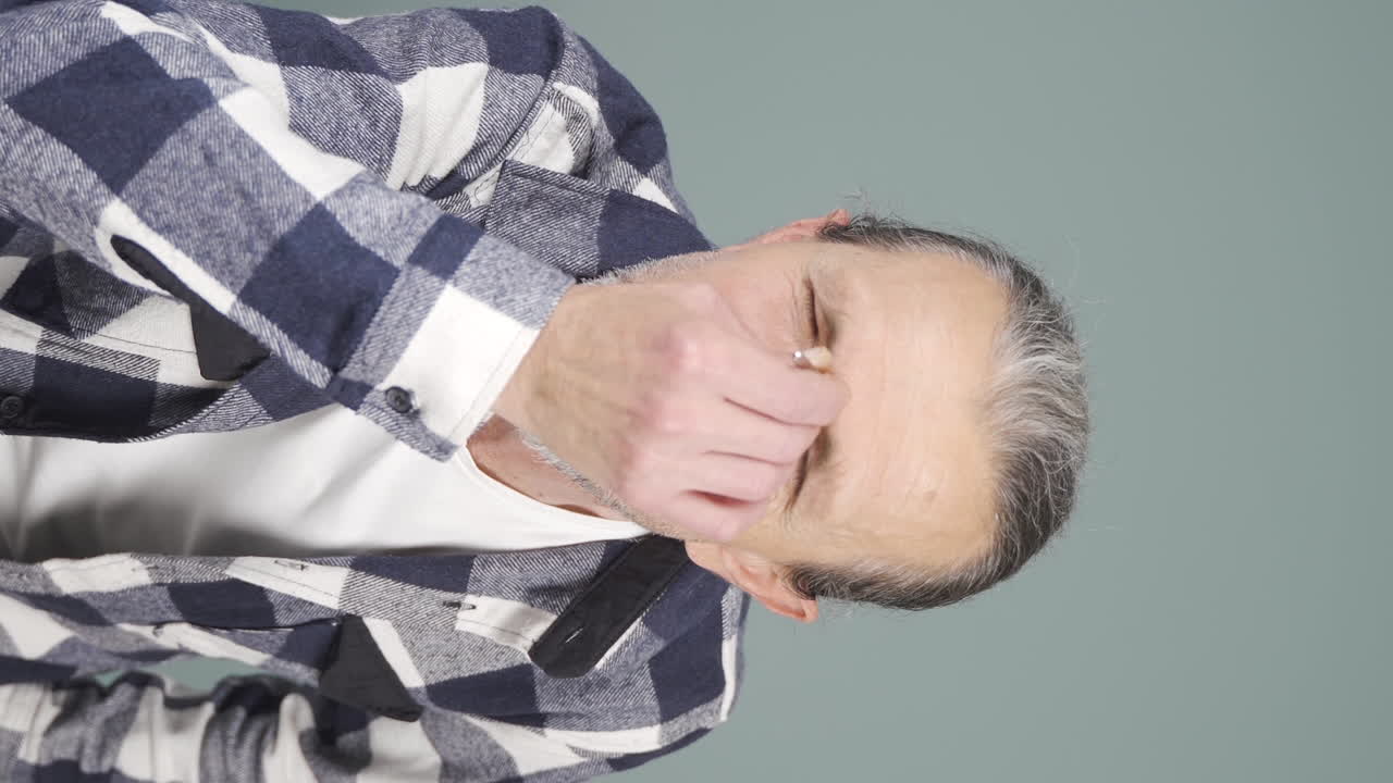 ⁇ 은이의 수직 비디오는 스스로를 돌보고, 잘 정비되어 있습니다.